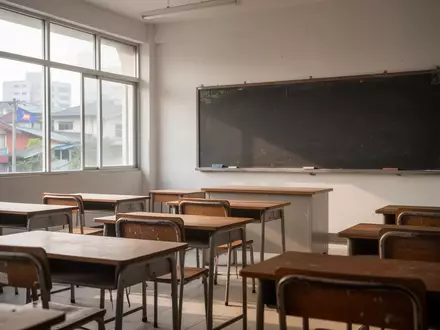 Ein leerer, sonnendurchfluteter Klassenraum in einer philippinischen Schule mit ordentlich aufgereihten Schulbänken. - Foto: über boerse-global.de
