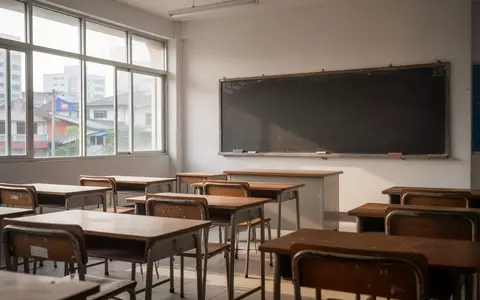 Ein leerer, sonnendurchfluteter Klassenraum in einer philippinischen Schule mit ordentlich aufgereihten Schulbänken. - Foto: über boerse-global.de
