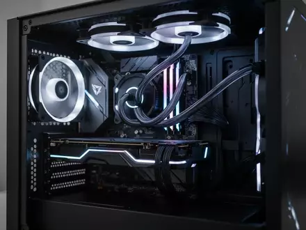 Innenansicht eines modernen Gaming-PCs mit Grafikkarte und Kühlung in einem dunklen Gehäuse. - Foto: über boerse-global.de