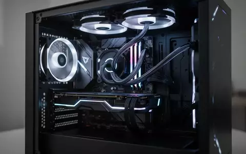 Innenansicht eines modernen Gaming-PCs mit Grafikkarte und Kühlung in einem dunklen Gehäuse. - Foto: über boerse-global.de