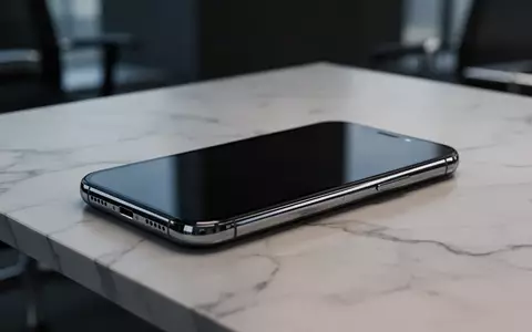 Ein modernes Smartphone liegt auf einem minimalistischen Schreibtisch mit reflektierendem Display. - Foto: über boerse-global.de