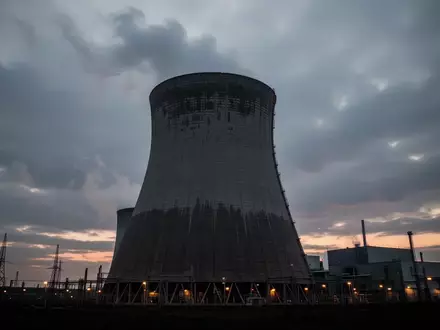 Kühltürme eines Kernkraftwerks vor einem düsteren Abendhimmel. - Foto: über boerse-global.de