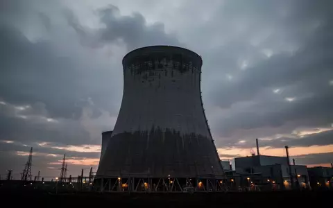 Kühltürme eines Kernkraftwerks vor einem düsteren Abendhimmel. - Foto: über boerse-global.de