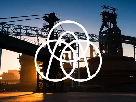 Industrielle Fertigungsanlage bei Sonnenaufgang, symbolisch für industrielle Neuausrichtung und Spin-off-Prozesse. - Foto: über boerse-global.de