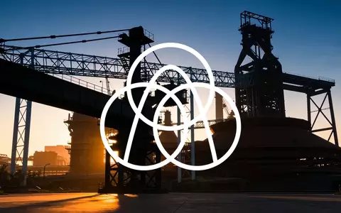 Industrielle Fertigungsanlage bei Sonnenaufgang, symbolisch für industrielle Neuausrichtung und Spin-off-Prozesse. - Foto: über boerse-global.de
