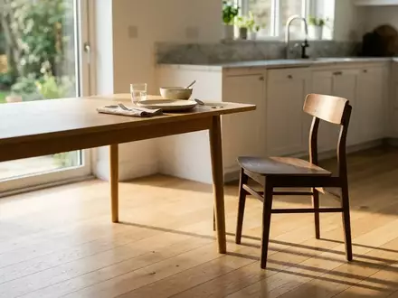 Ein einsamer Stuhl an einem gedeckten Tisch in einem hellen, modernen Esszimmer. - Foto: über boerse-global.de