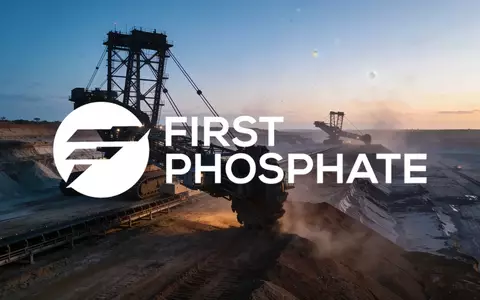 Industrielle Phosphatmine in einer weitläufigen Landschaft bei Morgendämmerung mit atmosphärischer Beleuchtung. - Foto: über boerse-global.de