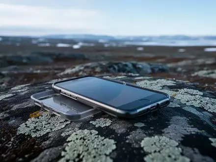 Ein Smartphone in einer Schutzhülle liegt auf einem felsigen Boden in der schwedischen Tundra nach einem Extremtest. - Foto: über boerse-global.de