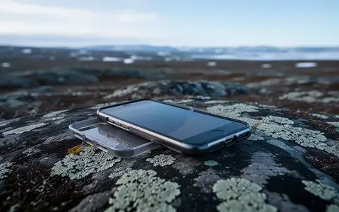 Ein Smartphone in einer Schutzhülle liegt auf einem felsigen Boden in der schwedischen Tundra nach einem Extremtest. - Foto: über boerse-global.de