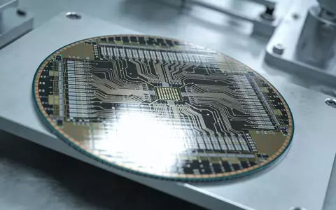 Ein Silizium-Wafer mit komplexen Schaltkreisen auf einem Labortisch in einer Halbleiter-Produktionsstätte. - Foto: über boerse-global.de