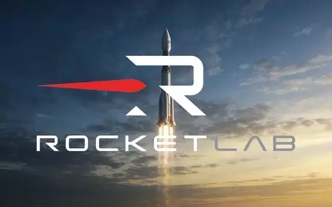 Futuristische Rakete beim Aufstieg in den Abendhimmel als Symbol für den Fortschritt in der Raumfahrtindustrie. - Foto: über boerse-global.de
