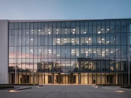 Modernes Verwaltungsgebäude bei Dämmerung als Symbol für staatliche Haushaltsführung und fiskalische Rahmenbedingungen. - Foto: über boerse-global.de