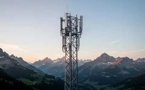 Ein moderner Mobilfunkmast in einer Schweizer Berglandschaft bei Dämmerung. - Foto: über boerse-global.de