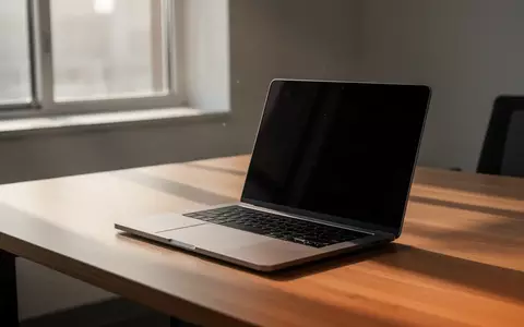 Ein minimalistischer Arbeitsplatz mit einem Laptop auf einem Holztisch bei natürlichem Tageslicht. - Foto: über boerse-global.de