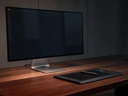 Ein moderner Arbeitsplatz mit einem ausgeschalteten Computermonitor und einem Grafiktablett in einem minimalistischen Büro. - Foto: über boerse-global.de