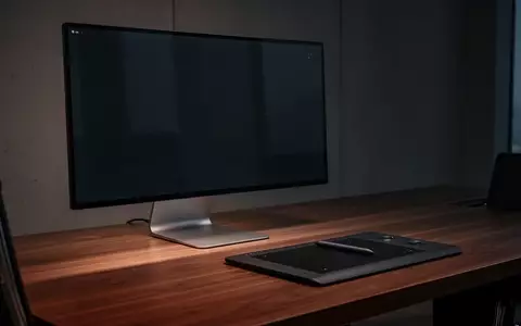 Ein moderner Arbeitsplatz mit einem ausgeschalteten Computermonitor und einem Grafiktablett in einem minimalistischen Büro. - Foto: über boerse-global.de