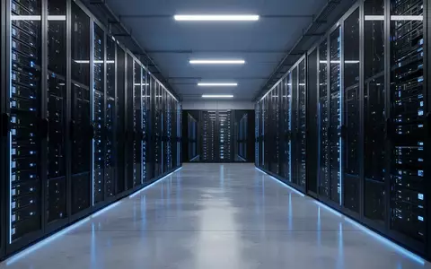 Moderne Serverräume in einem europäischen Rechenzentrum mit blauen Statusleuchten an den Serverschränken. - Foto: über boerse-global.de