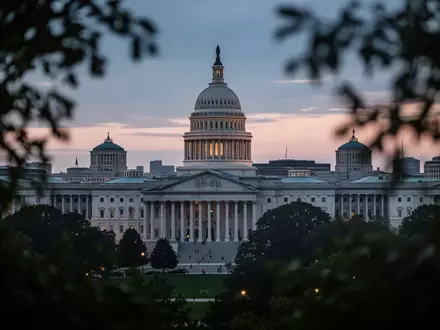Neoklassizistische Regierungsgebäude in Washington D.C. bei Dämmerung. - Foto: über boerse-global.de