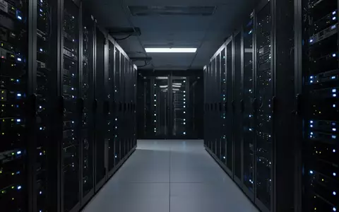 Reihen von Server-Racks in einem modernen Rechenzentrum mit blauen Statusleuchten zur Darstellung digitaler Sicherheit. - Foto: über boerse-global.de