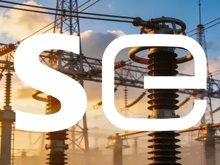 Moderne Hochspannungsinfrastruktur in einem Umspannwerk bei Sonnenuntergang als Symbol für industrielle Energiewende - Foto: über boerse-global.de