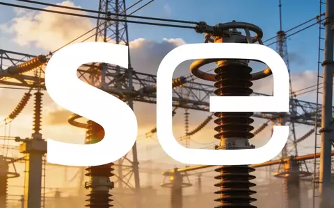 Moderne Hochspannungsinfrastruktur in einem Umspannwerk bei Sonnenuntergang als Symbol für industrielle Energiewende - Foto: über boerse-global.de
