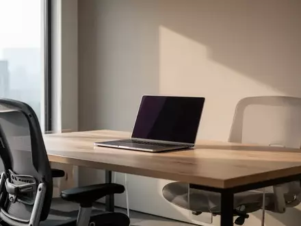 Ein minimalistischer, moderner Büroarbeitsplatz mit einem Laptop bei ausgeschaltetem Bildschirm und natürlichem Licht. - Foto: über boerse-global.de