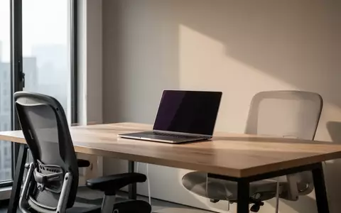 Ein minimalistischer, moderner Büroarbeitsplatz mit einem Laptop bei ausgeschaltetem Bildschirm und natürlichem Licht. - Foto: über boerse-global.de