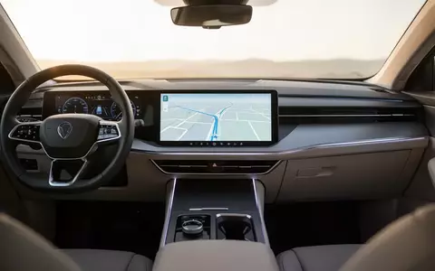 Modernes Armaturenbrett eines Autos mit digitalem Display in einer minimalistischen Innenraumgestaltung. - Foto: über boerse-global.de