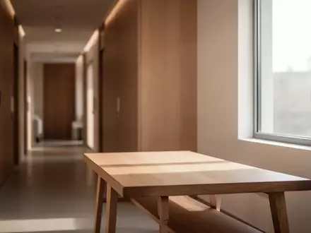 Ein minimalistisch gestalteter Behandlungsraum in einer modernen Klinik mit hellem Tageslicht und einer ruhigen Atmosphäre. - Foto: über boerse-global.de