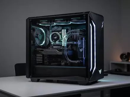 Ein moderner Gaming-PC auf einem minimalistischen Schreibtisch in einem abgedunkelten Raum. - Foto: über boerse-global.de
