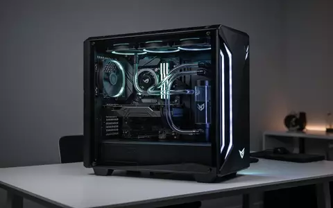 Ein moderner Gaming-PC auf einem minimalistischen Schreibtisch in einem abgedunkelten Raum. - Foto: über boerse-global.de