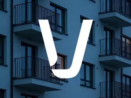 Moderne Wohnhausfassade in gedämpftem, blauem Licht als Symbol für den Immobilienmarkt. - Foto: über boerse-global.de