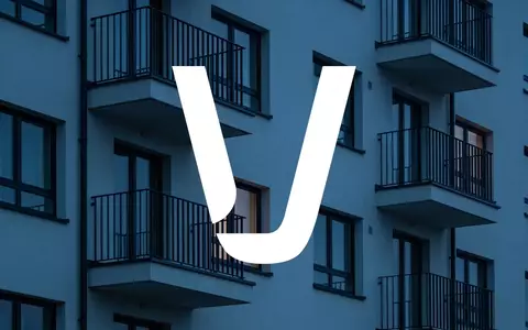 Moderne Wohnhausfassade in gedämpftem, blauem Licht als Symbol für den Immobilienmarkt. - Foto: über boerse-global.de