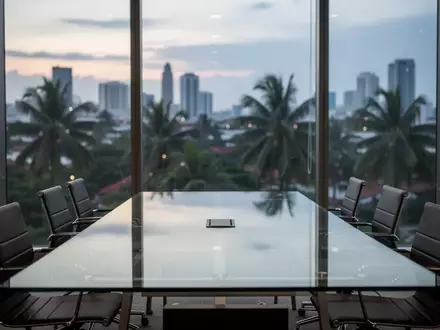 Ein moderner Konferenzraum mit Blick auf das nächtliche Manila, der den offiziellen Rahmen für politische Verhandlungen symbolisiert. - Foto: über boerse-global.de
