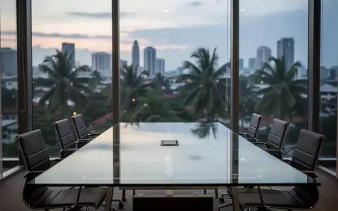 Ein moderner Konferenzraum mit Blick auf das nächtliche Manila, der den offiziellen Rahmen für politische Verhandlungen symbolisiert. - Foto: über boerse-global.de