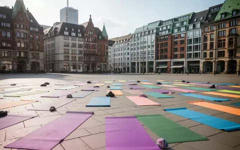 Leere Yogamatten auf dem Hamburger Spielbudenplatz bei Tageslicht, vorbereitet für eine Outdoor-Yoga-Veranstaltung. - Foto: über boerse-global.de
