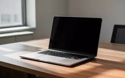 Ein aufgeräumter Schreibtisch mit einem Laptop mit dunklem Bildschirm in einer professionellen Büroumgebung. - Foto: über boerse-global.de