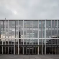 Moderne Fassade eines Bürogebäudes in Berlin bei bewölktem Himmel. - Foto: über boerse-global.de