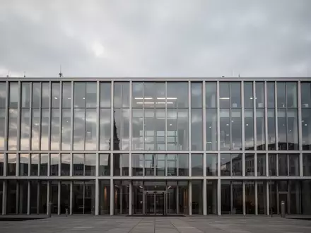 Moderne Fassade eines Bürogebäudes in Berlin bei bewölktem Himmel. - Foto: über boerse-global.de