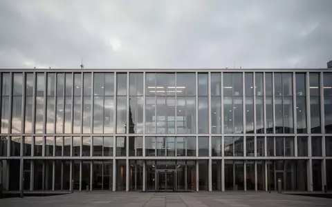 Moderne Fassade eines Bürogebäudes in Berlin bei bewölktem Himmel. - Foto: über boerse-global.de