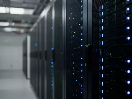 Ein Serverraum mit leuchtenden LED-Anzeigen an einem Serverschrank als Symbol für sichere digitale Identitätsinfrastruktur. - Foto: über boerse-global.de