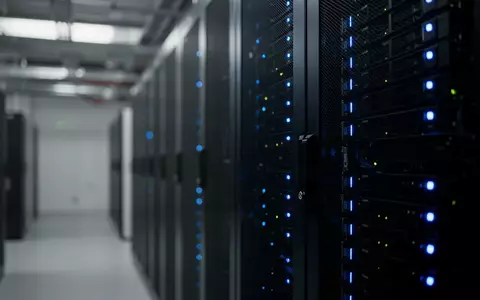 Ein Serverraum mit leuchtenden LED-Anzeigen an einem Serverschrank als Symbol für sichere digitale Identitätsinfrastruktur. - Foto: über boerse-global.de
