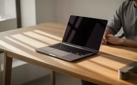 Ein geschlossener Laptop auf einem minimalistischen Schreibtisch in einem modernen Büro. - Foto: über boerse-global.de