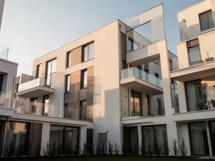 Moderne Wohnanlage bei Tageslicht, Fokus auf die architektonische Fassadengestaltung. - Foto: über boerse-global.de