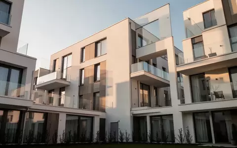 Moderne Wohnanlage bei Tageslicht, Fokus auf die architektonische Fassadengestaltung. - Foto: über boerse-global.de
