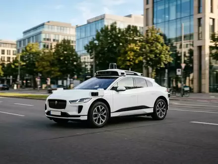 Ein autonomes Jaguar I-PACE Fahrzeug fährt auf einer modernen Stadtstraße in München. - Foto: über boerse-global.de