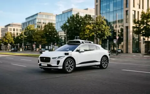 Ein autonomes Jaguar I-PACE Fahrzeug fährt auf einer modernen Stadtstraße in München. - Foto: über boerse-global.de
