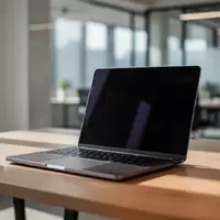 Ein dunkler Laptop auf einem modernen Schreibtisch in einem hellen Büro, symbolisch für digitale Sicherheit und Aufklärung. - Foto: über boerse-global.de