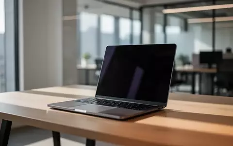 Ein dunkler Laptop auf einem modernen Schreibtisch in einem hellen Büro, symbolisch für digitale Sicherheit und Aufklärung. - Foto: über boerse-global.de
