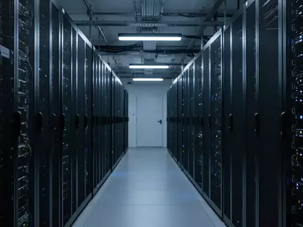 Moderne, minimalistische Server-Infrastruktur in einem klimatisierten Rechenzentrum mit blauer Beleuchtung. - Foto: über boerse-global.de